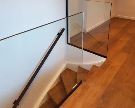 Glazen balustrades , trapleuning in staal