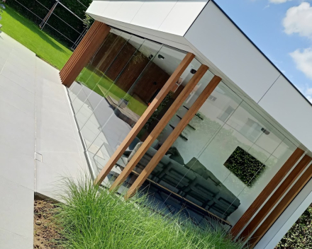 Bijgebouw met wegschuifbare glaswanden