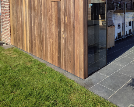 Gevelbekleding + patrijspoort en glas