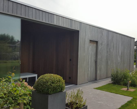 Bijgebouw met tuinkamer